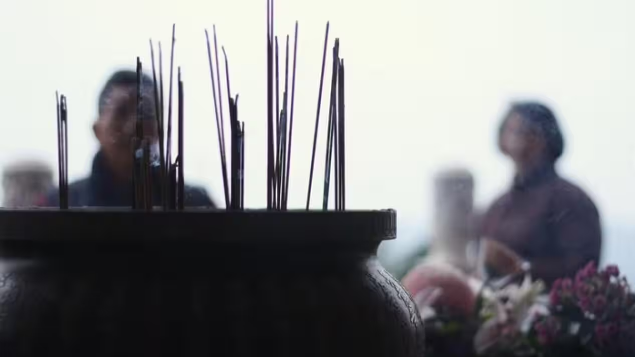 How Incense and Candles Affect Mood and Energy